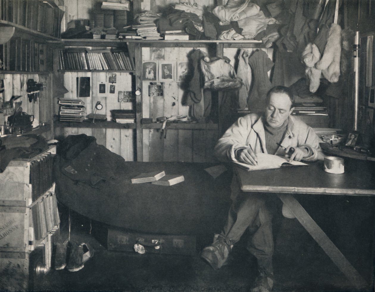 Kapteeni Scott kirjoittaa päiväkirjaansa mökissä Cape Evansissa, c1911, 1914. tekijältä Herbert Ponting