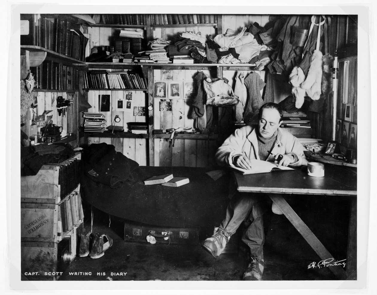 Kapteeni Scott kirjoittaa päiväkirjaansa "Terra Nova" -matkan aikana (1910-13) etelänavalle (bromidiprintti) tekijältä Herbert Ponting