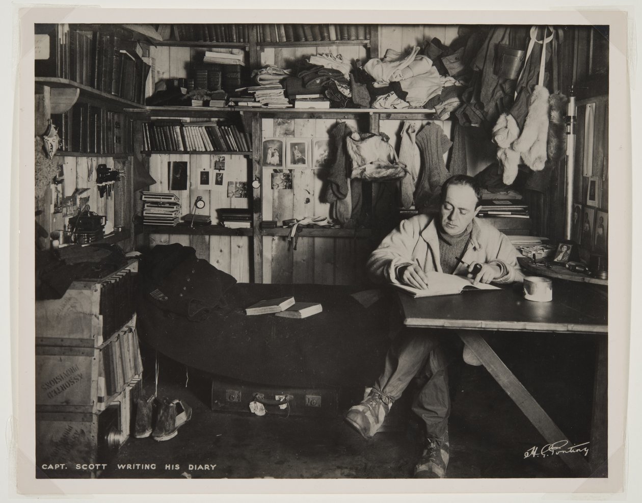 Kapteeni Scott kirjoittamassa päiväkirjaansa Terra Nova -retkikunnan (1910-13) etelänavalle suuntautuneen retkikunnan aikana (bromidipainos). tekijältä Herbert Ponting