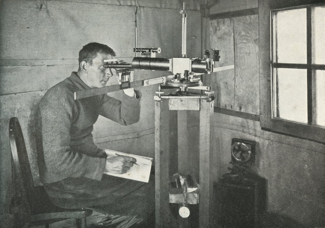 Tohtori Simpson Unifilar Magnetometerissa, 1911, 1913 tekijältä Herbert Ponting