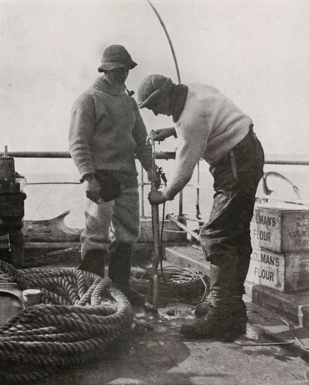Dr. Wilson ja tohtori Atkinson Loading The Harpoon Gun, c19101913, 1913 tekijältä Herbert Ponting