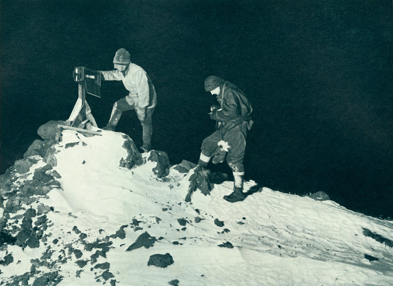Dr. Wilson ja luut. Bowers lukee ramppilämpömittaria, c1911, 1913 tekijältä Herbert Ponting