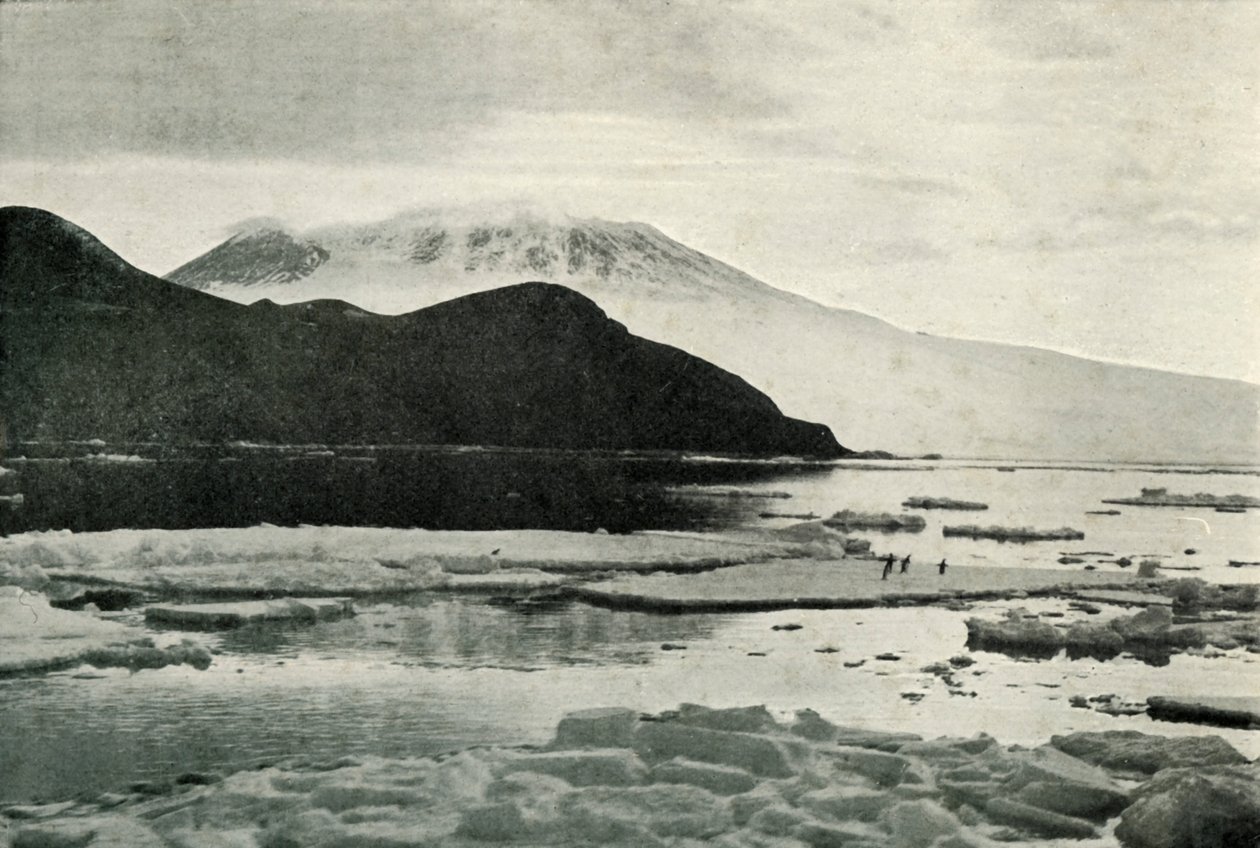 Sisääntulo McMurdo Soundiin - Cape Bird ja Mount Erebus, c19101913, 1913 tekijältä Herbert Ponting