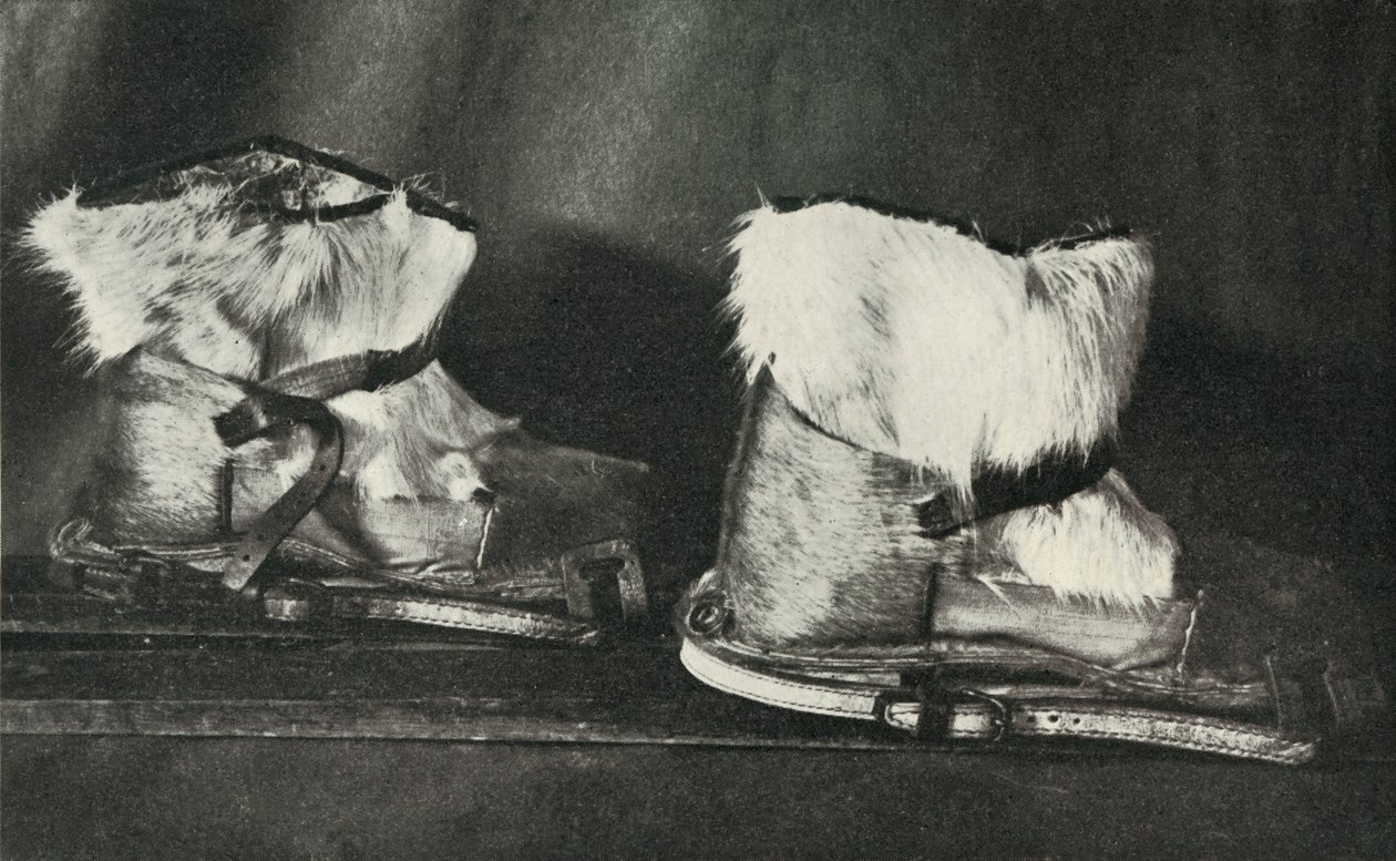 Finnesko Varustettu yllä näytetyillä hiihtokengillä, c19101913, 1913 tekijältä Herbert Ponting