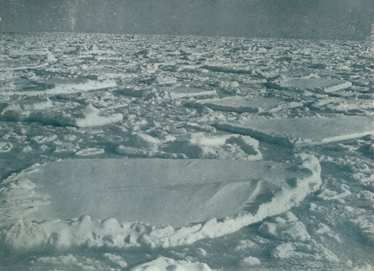 Raskas pakkaus, jossa laivaa pidettiin pystyssä, 1912, 1913 tekijältä Herbert Ponting