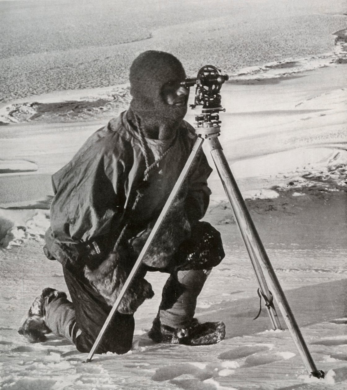 Liut. E. R. G. R. Evans Surveying With The Four-Inch Theodolite, lokakuu 1911, 1913. tekijältä Herbert Ponting