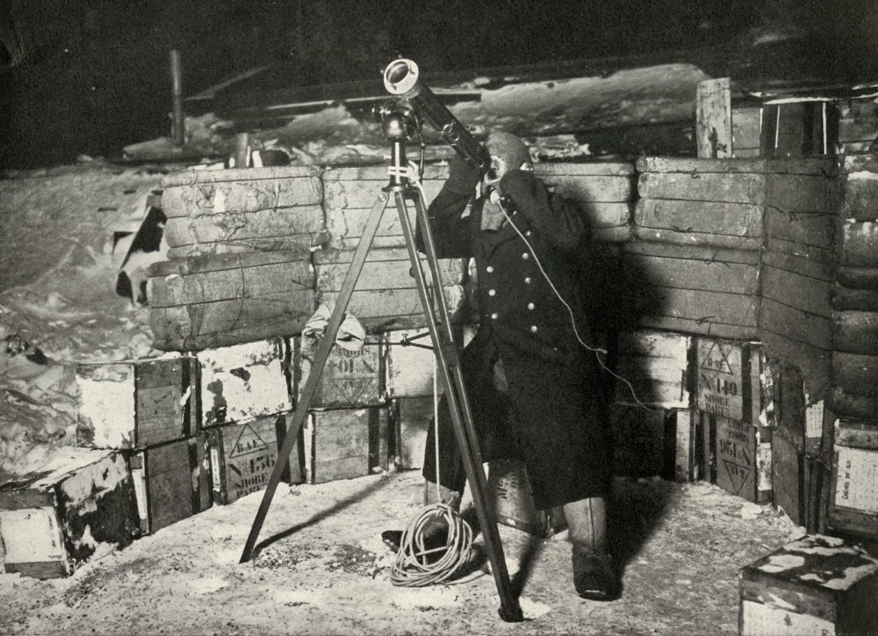 Liut. Evans tarkkailemassa Jupiterin peittämistä, 8. kesäkuuta 1911, 1913 tekijältä Herbert Ponting