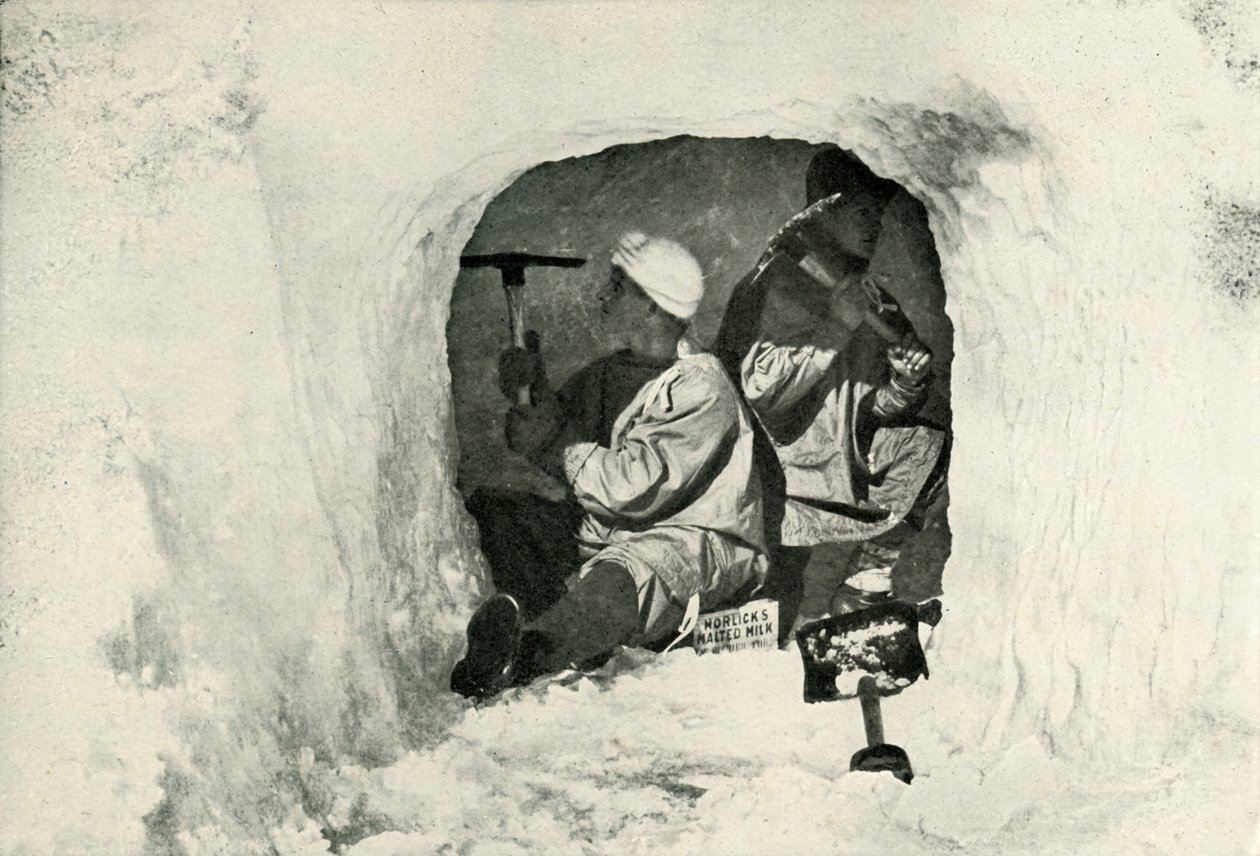 Liut. Evans ja Nelson leikkaamassa luolaa kylmävarastointia varten, 12. tammikuuta 1911, 1913 tekijältä Herbert Ponting