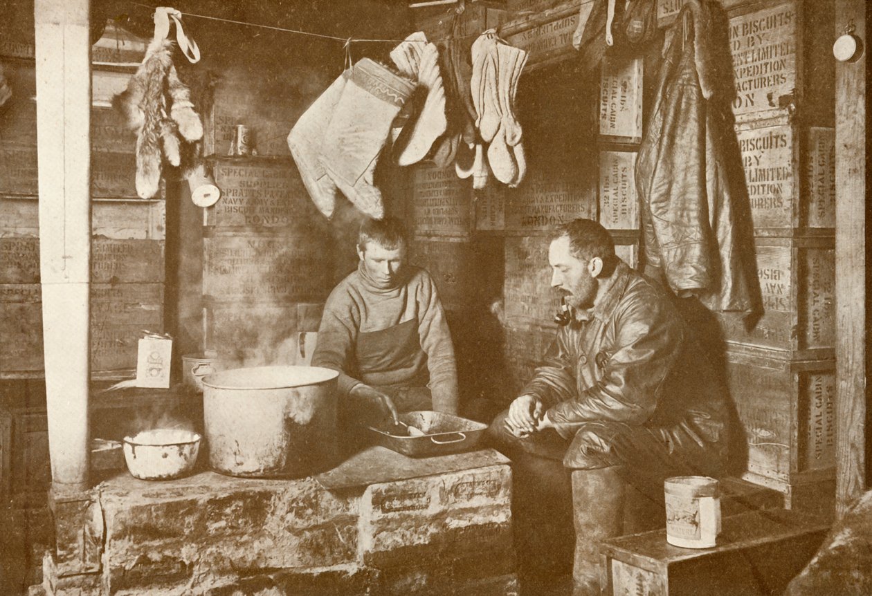 Meares ja Demetri Discovery-majan rasvakeittimellä, 3. marraskuuta 1911, 1913 tekijältä Herbert Ponting