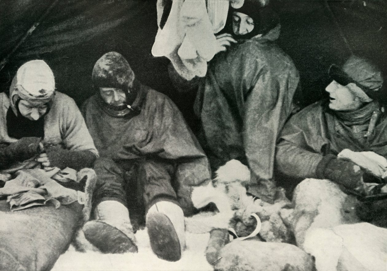 Napapuolueen jäsenet pääsevät makuupussiinsa, c1911, 1913. tekijältä Herbert Ponting