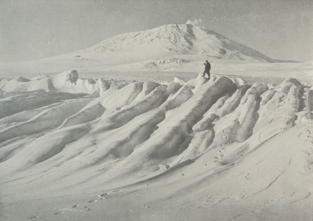 Erebus-vuori veden kuluttaman jäävuoren yllä, lokakuussa 1911, 1913 tekijältä Herbert Ponting