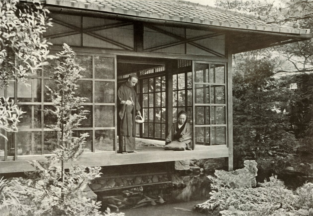 Namikawa San ruokkimassa karppiaan, 1910. tekijältä Herbert Ponting