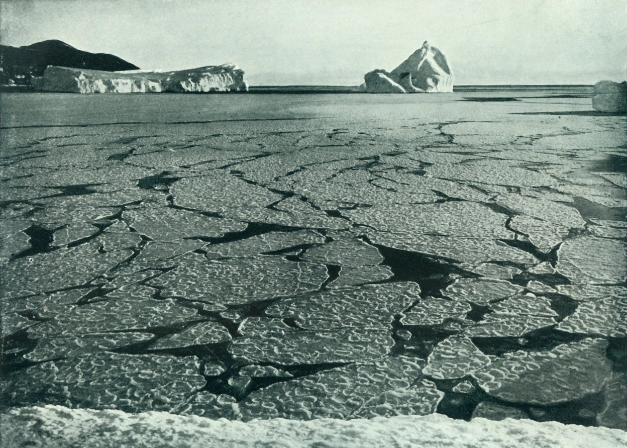 Pannukakkujäät muodostuvat laatoiksi Cape Evansin edustalla, c19101913, 1913. tekijältä Herbert Ponting