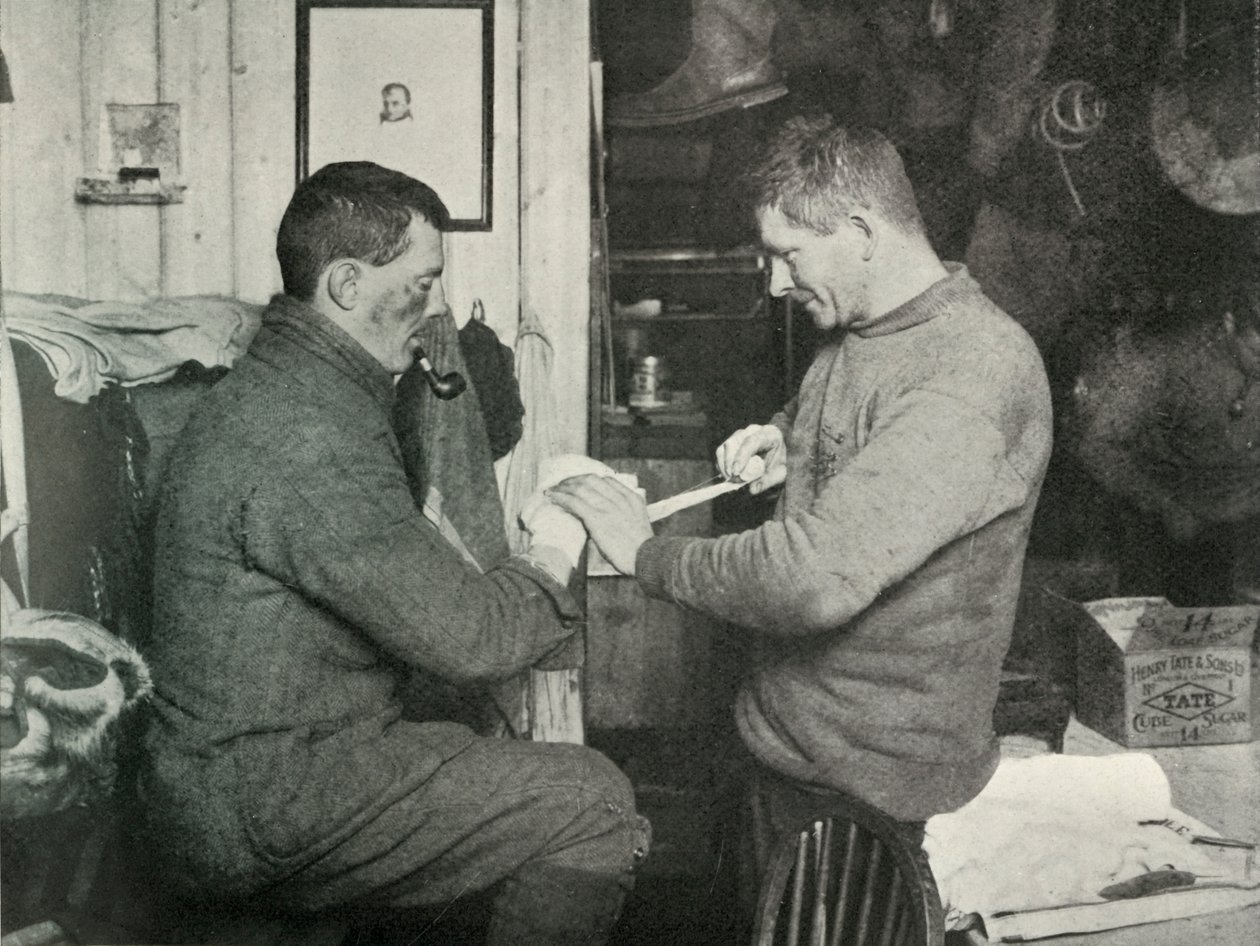 Upseeri Evans sitoo tohtori Atkinsonin käden, 5. heinäkuuta 1911, 1913 tekijältä Herbert Ponting