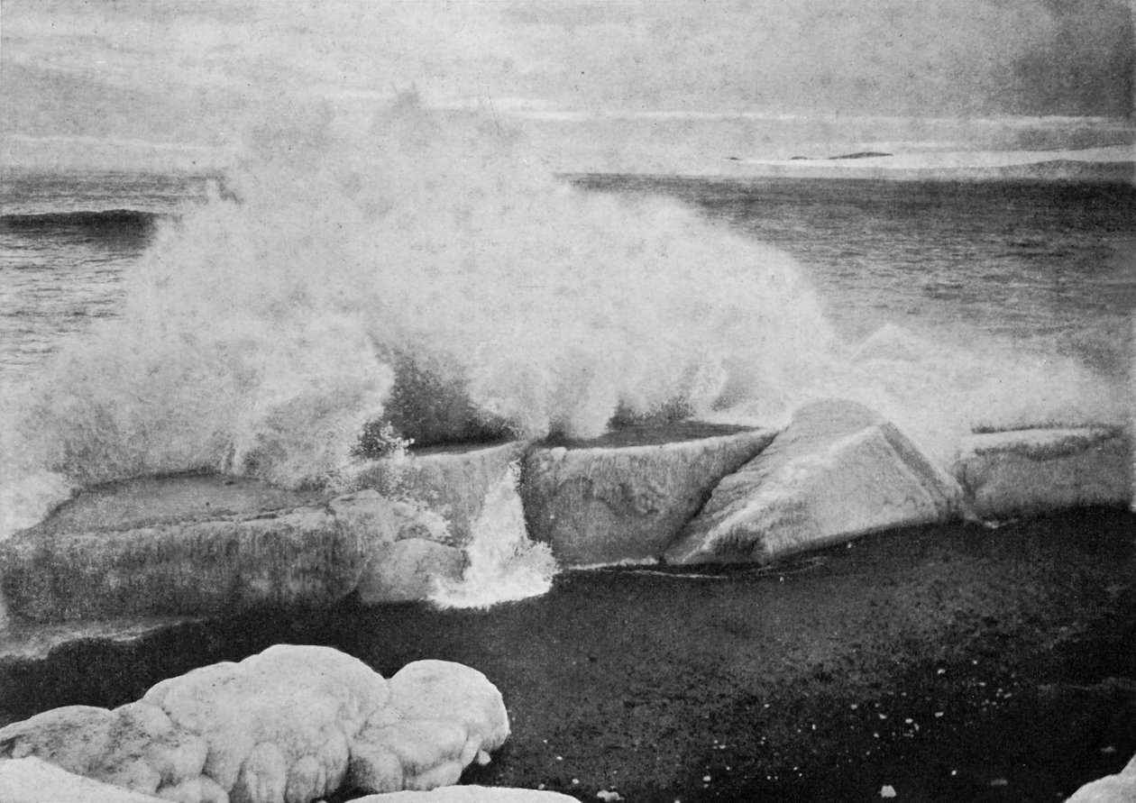 Surf Breaking Against Stranded Ice Cape Evansissa, c19101913, 1913 tekijältä Herbert Ponting