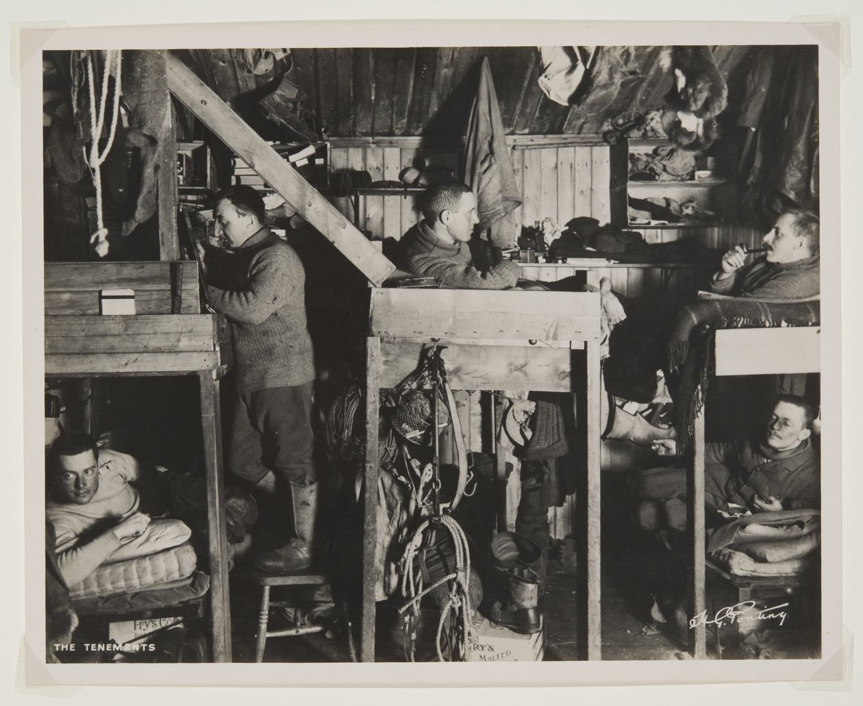 Asunnot Terra Nova -retken aikana (1910-13) etelänavalle (bromidiprintti) tekijältä Herbert Ponting