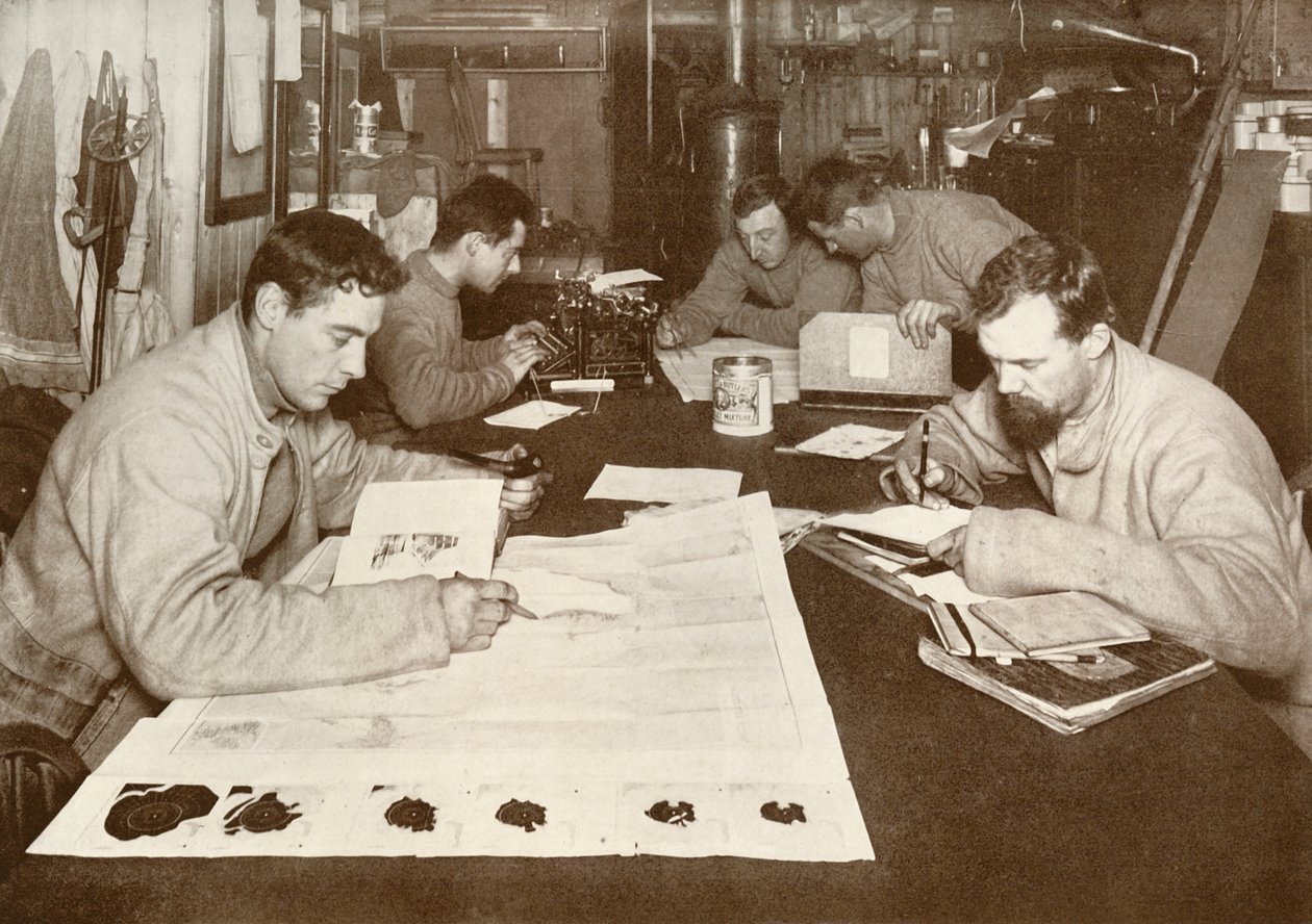 Talvityöt vasemmalta oikealle - Debenham, Cherry-Garrard, Bowers, Evans, Taylor, c1911, 1913 tekijältä Herbert Ponting
