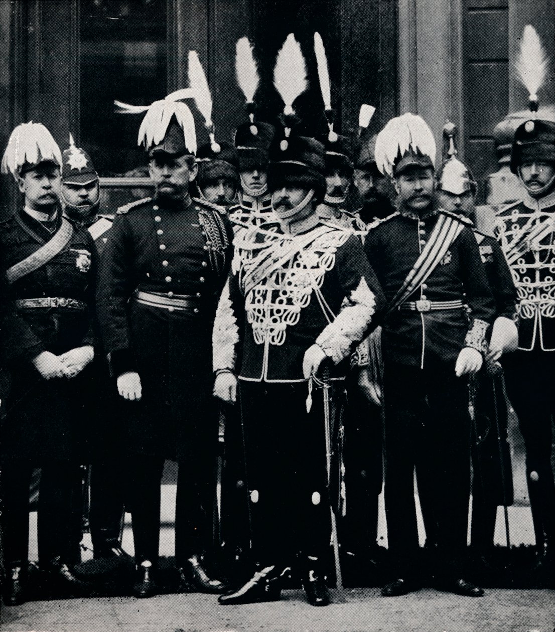 Tuleva kuningas Edward VII ja kuningattaren omien Oxfordshiren husaarien upseerit, 1897 1911 tekijältä Hills and Saunders