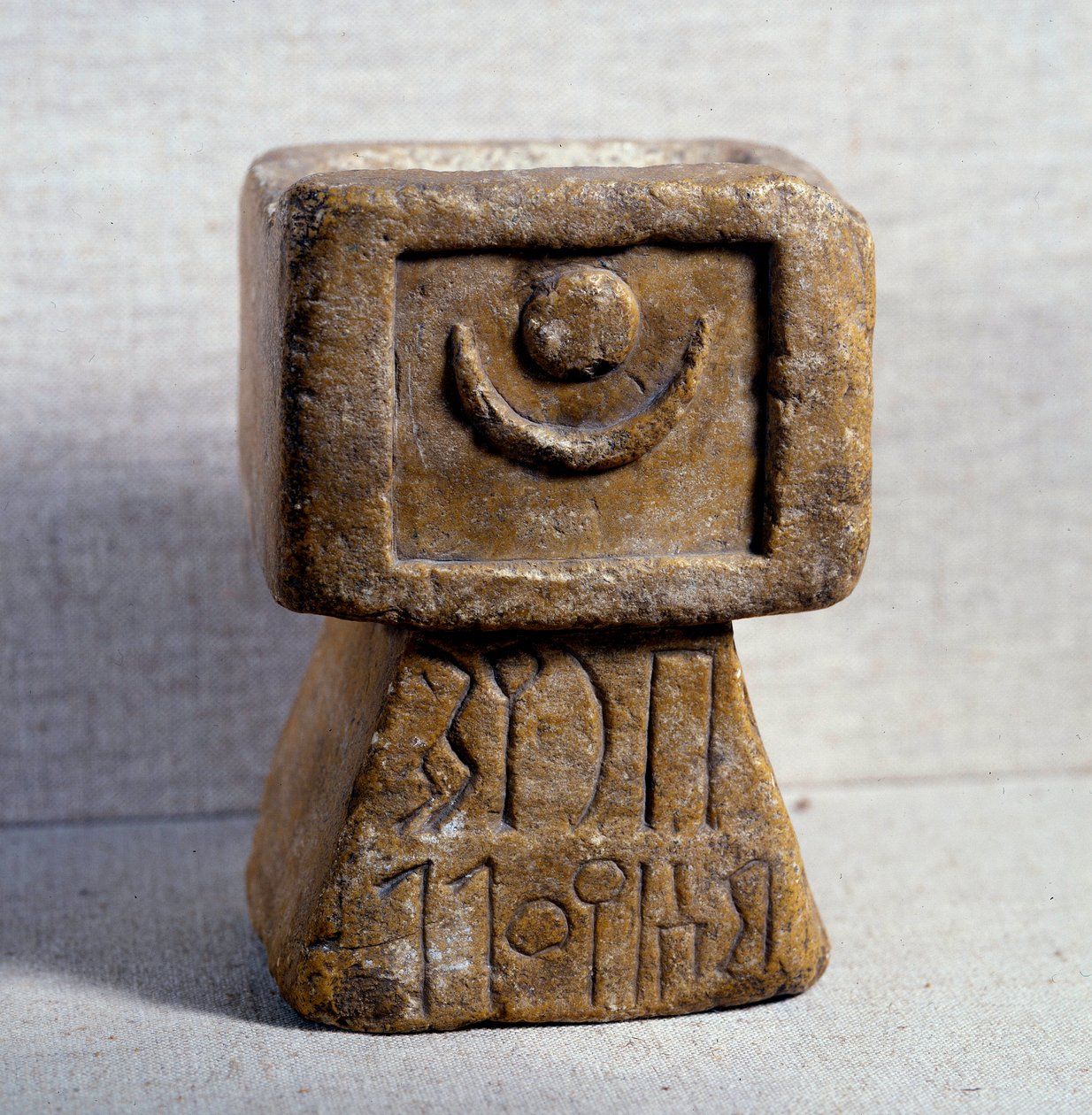 Itämainen antiikki: Athtarille omistettu Himyarite-alttari kalkkikivellä suitsukkeella pyramidialustalla. 5. vuosisadalla eaa. Pariisi, Louvre-museo tekijältä Himyarite Himyarite