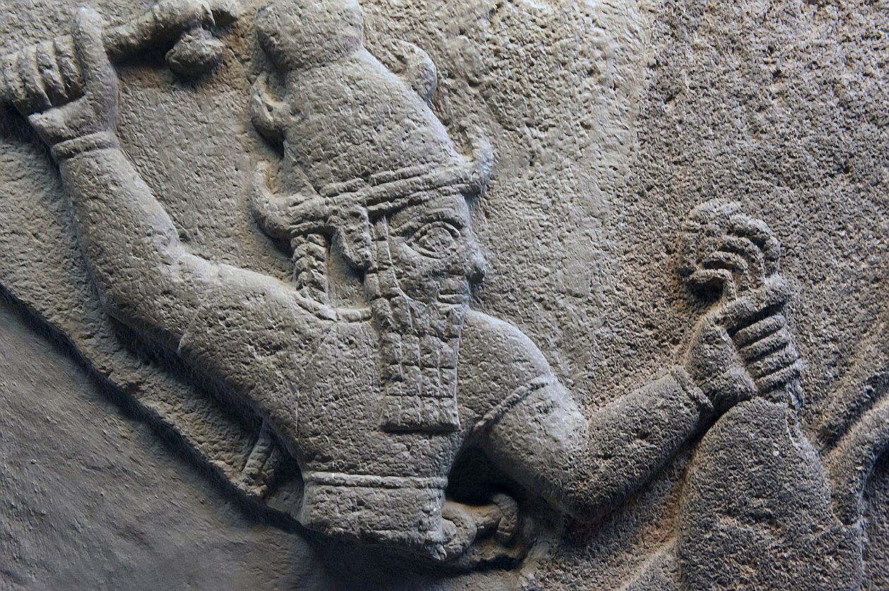 Yksityiskohta myrskynjumalan steleestä basaltista tekijältä Hittite