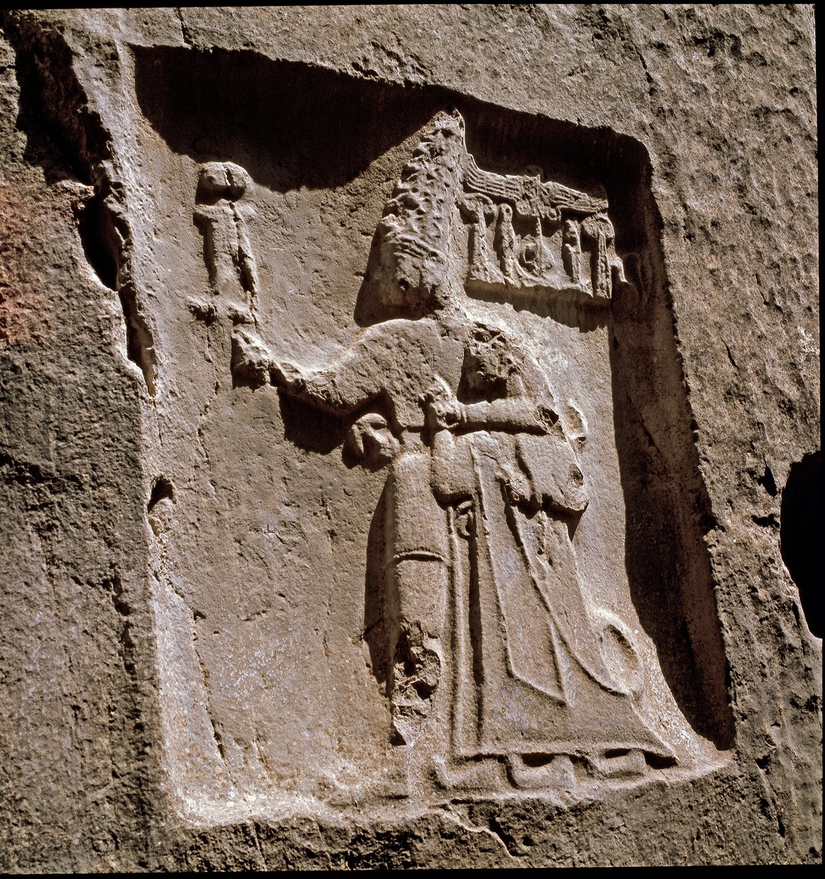 Kuningas Tudhaliya suojelee jumalallista (Matala kohokuvio. noin 1250-1220 eKr.) tekijältä Hittite