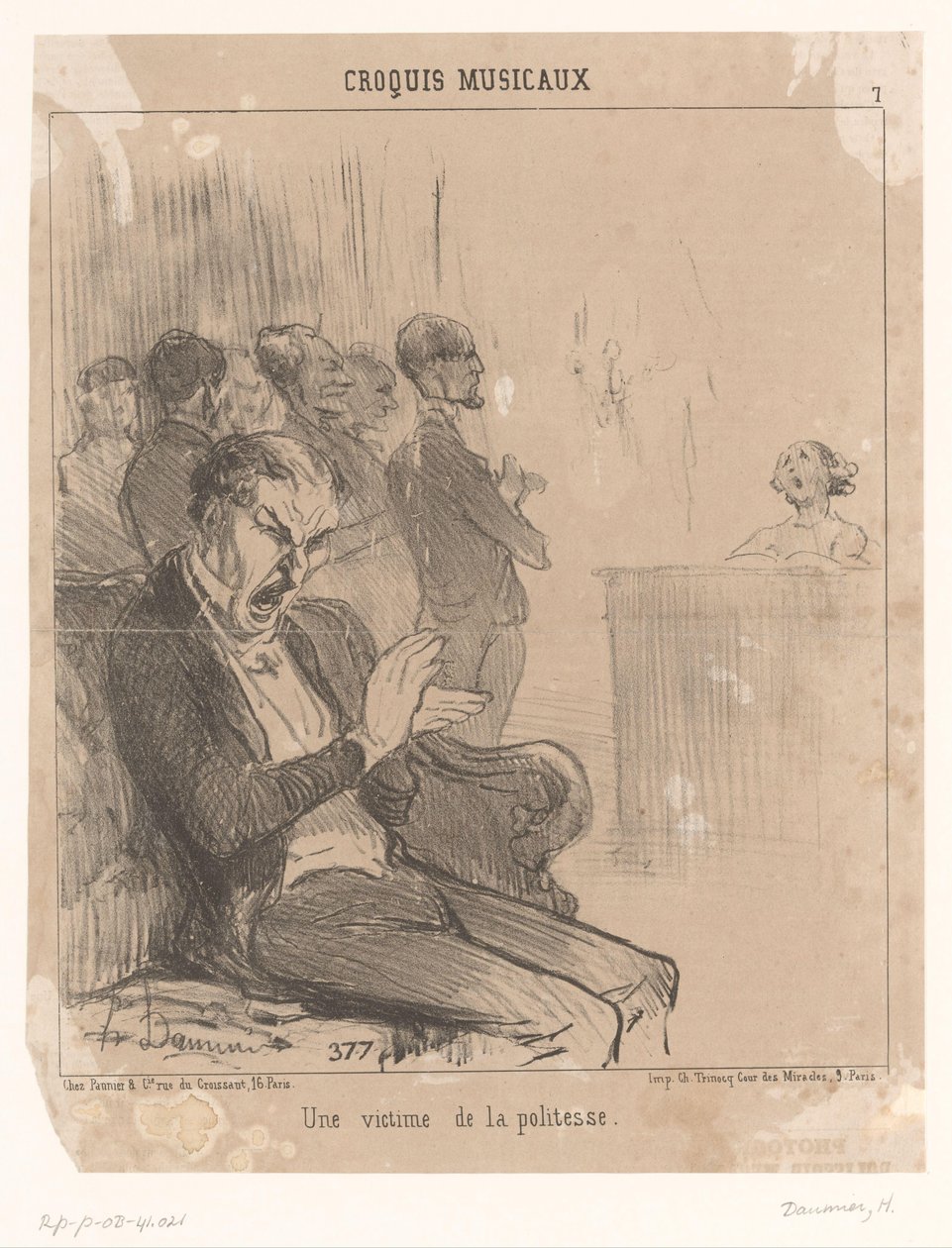 Mies taputtaa haukotellen laulajalle pianon takana Une Victorie de la politesse (otsikko esineessä) Musiikkiesitykset (sarjan nimi) Croquis musicaux (sarjan nimi esineessä) tekijältä Honoré Daumier