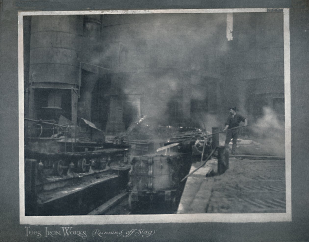 Tees Iron Works - Running Off Slag, 1919 tekijältä Hood and Co. Ltd