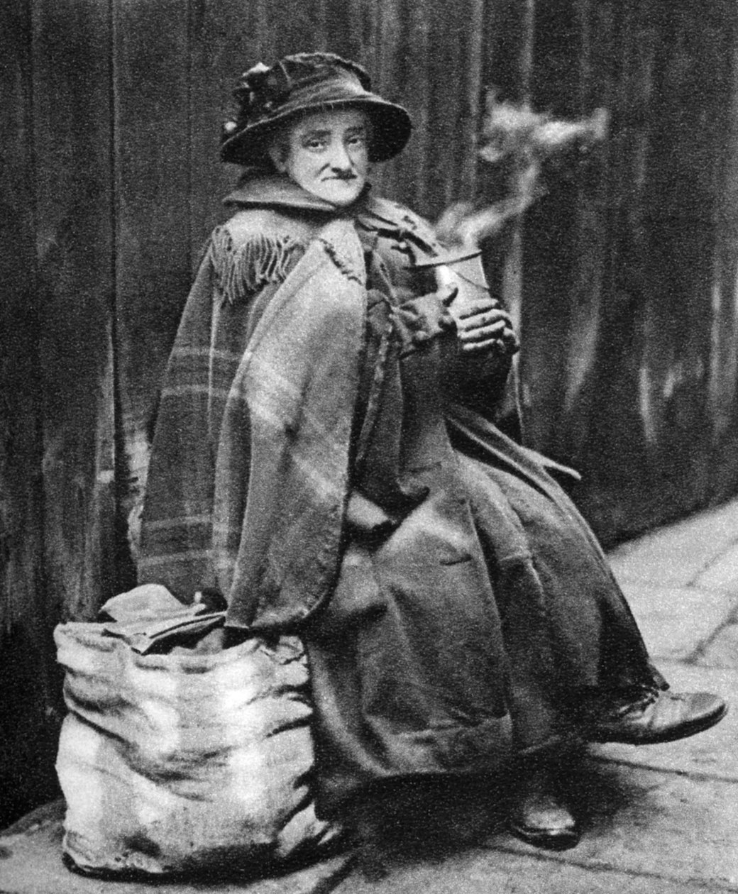 Vanha nainen, Fleet Streetin takana Lontoossa, 1926-1927 tekijältä Hoppe