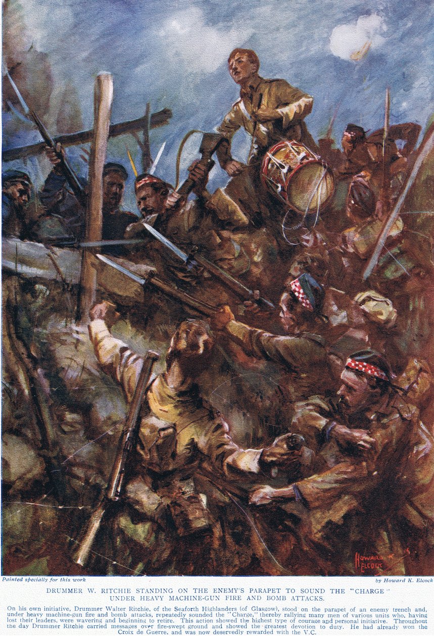 Rumpali W. Ritchie seisoo vihollisen rintamakynnyksellä antaakseen äänimerkin "charge" raskaassa konekivääritulesta ja pommi-iskuista, kuvitus teoksesta "Deeds that Thrill the Empire", jonka on julkaissut Hutchinson ja Co, tekijältä Howard K. Elcock