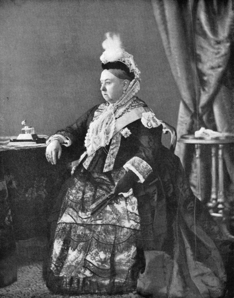 Kuningatar Victoria mekossa, jota hän käytti kultaisen juhlavuoden jumalanpalveluksessaan vuonna 1887. tekijältä Hughes and Mullins