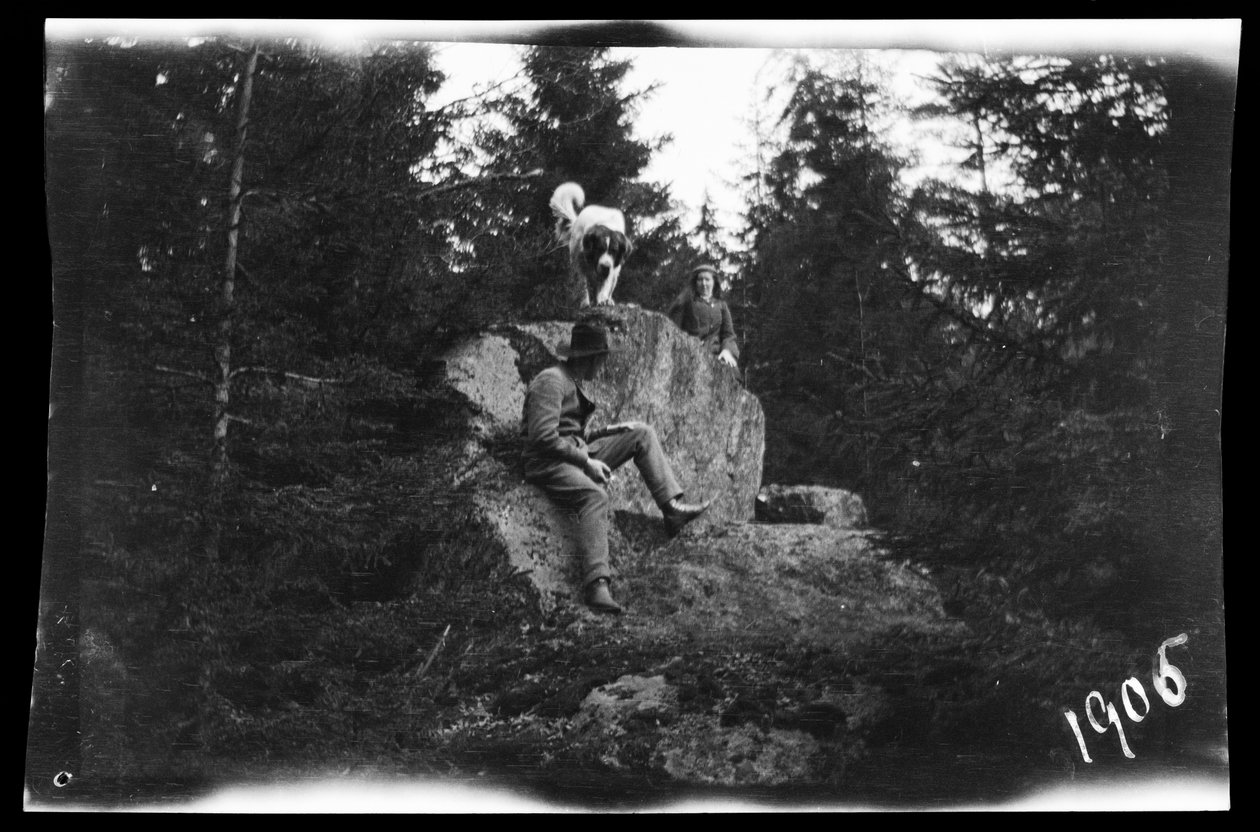 Guido ja Blenda Simberg sekä Sarto Niemenlautan metsässä tekijältä Hugo Simberg