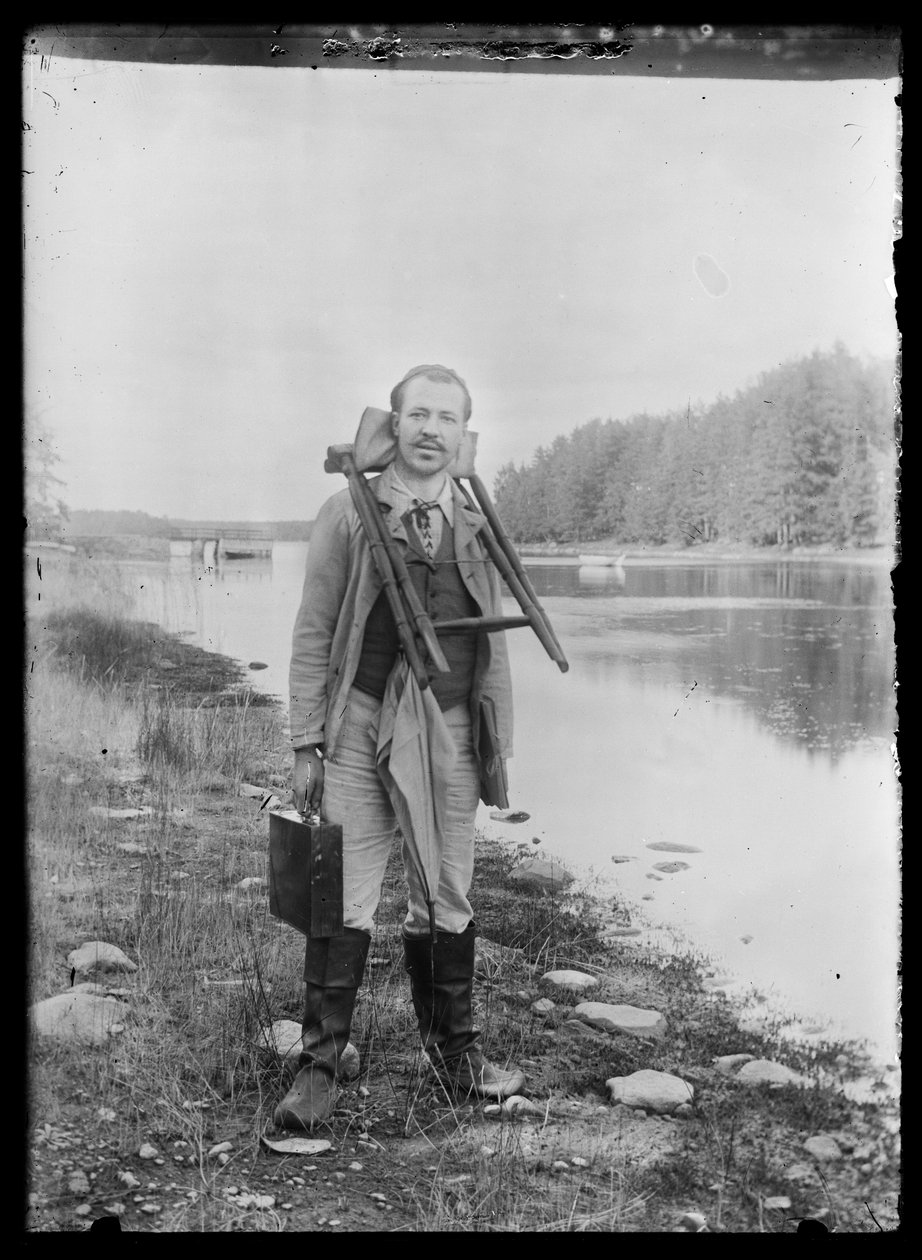 Hugo Simberg maalaustarvikkeineen Niemenlautassa tekijältä Hugo Simberg