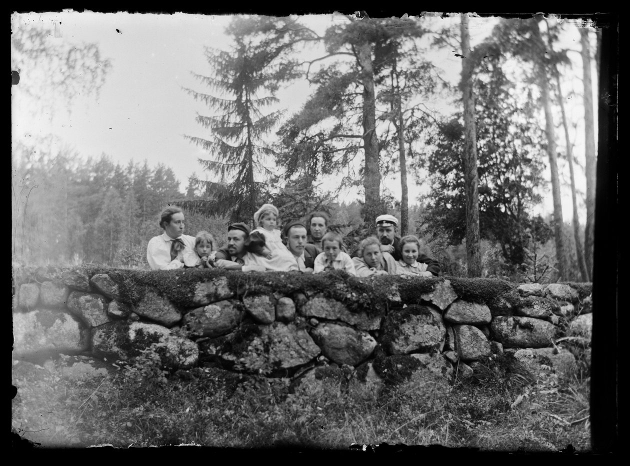 Hugo Simberg sisaruksineen kiviaidalla tekijältä Hugo Simberg