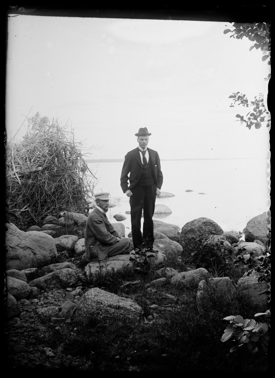 Johannes Andersin ja Magnus Adrian Gadd juhannuskokolla tekijältä Hugo Simberg