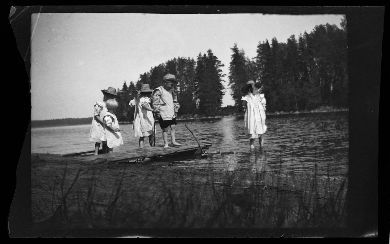 Lapset leikkivät rannalla tekijältä Hugo Simberg