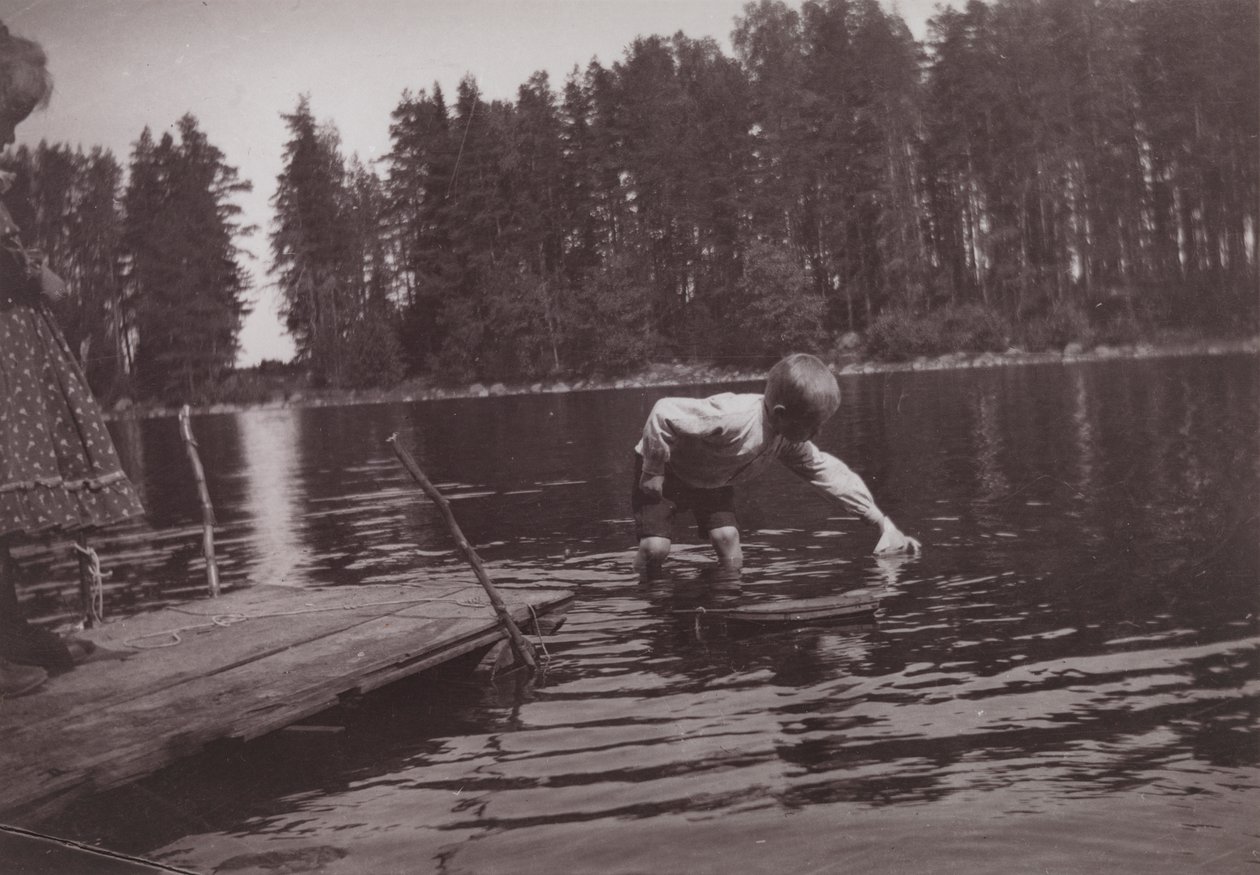 Leikkilaivaa uittavia lapsia Niemenlautalla tekijältä Hugo Simberg
