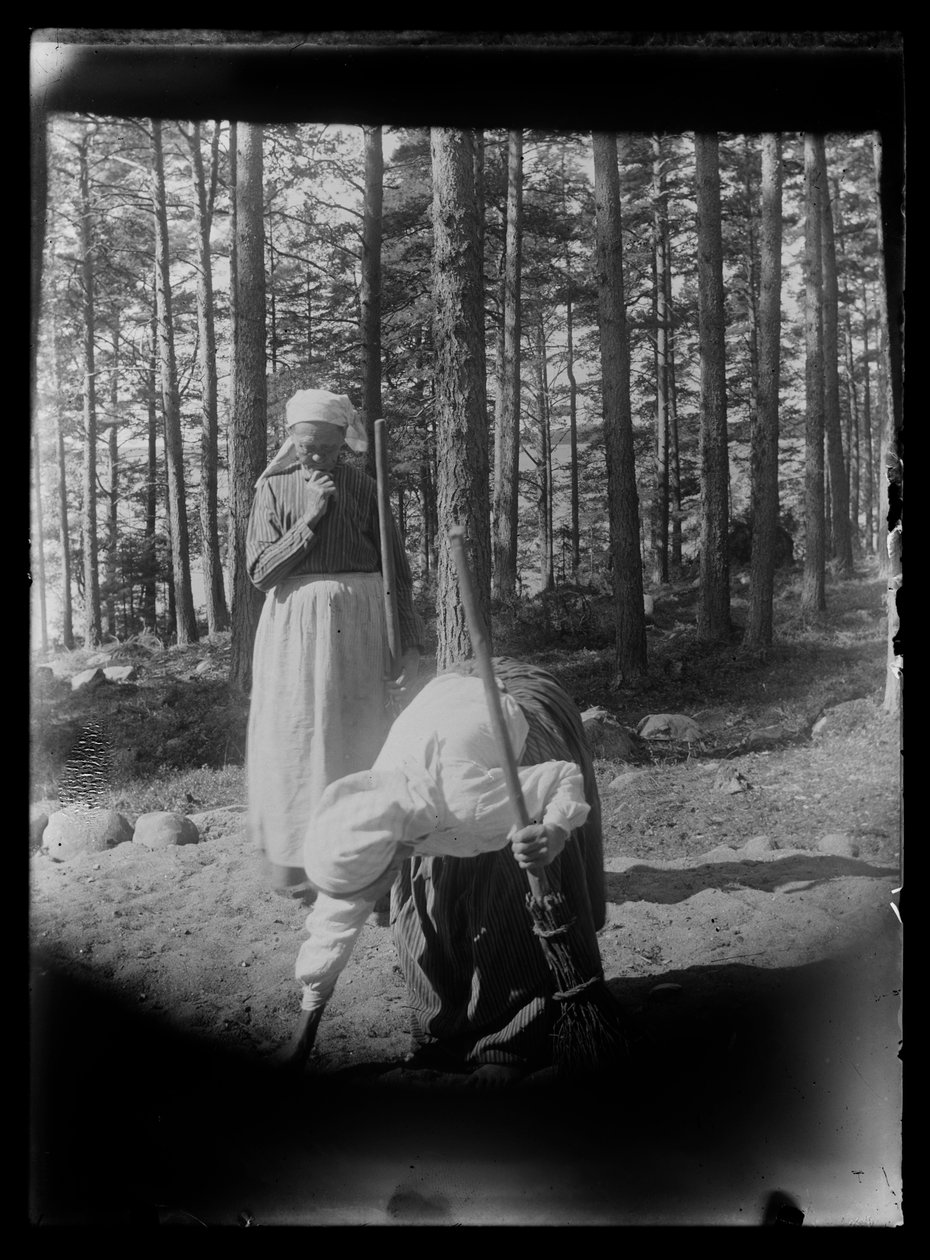 Luutamummot-maalauksen mallit Niemenlautassa tekijältä Hugo Simberg