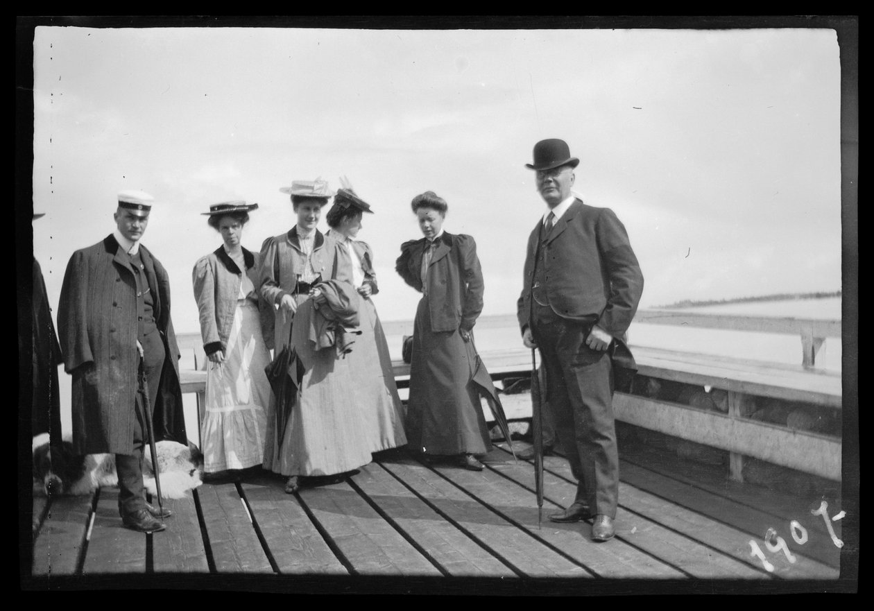 Matkustajia Niemenlautan höyrylaivalaiturilla tekijältä Hugo Simberg