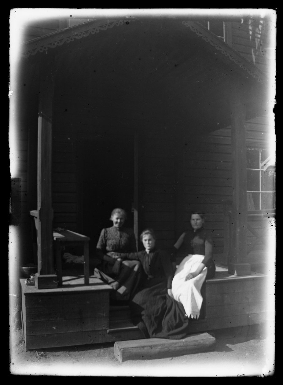 Palvelusväkeä Niemenlautan huvilan kuistilla tekijältä Hugo Simberg