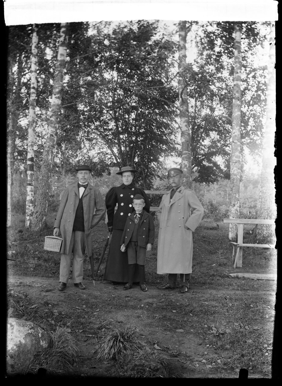 Seurue todennäköisesti lähdössä tai palaamassa höyrylaivalla tekijältä Hugo Simberg