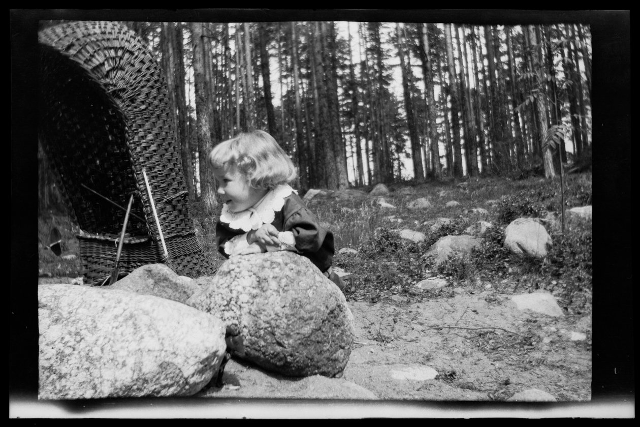 Tom Simberg Selkärannan ateljeen pihalla tekijältä Hugo Simberg