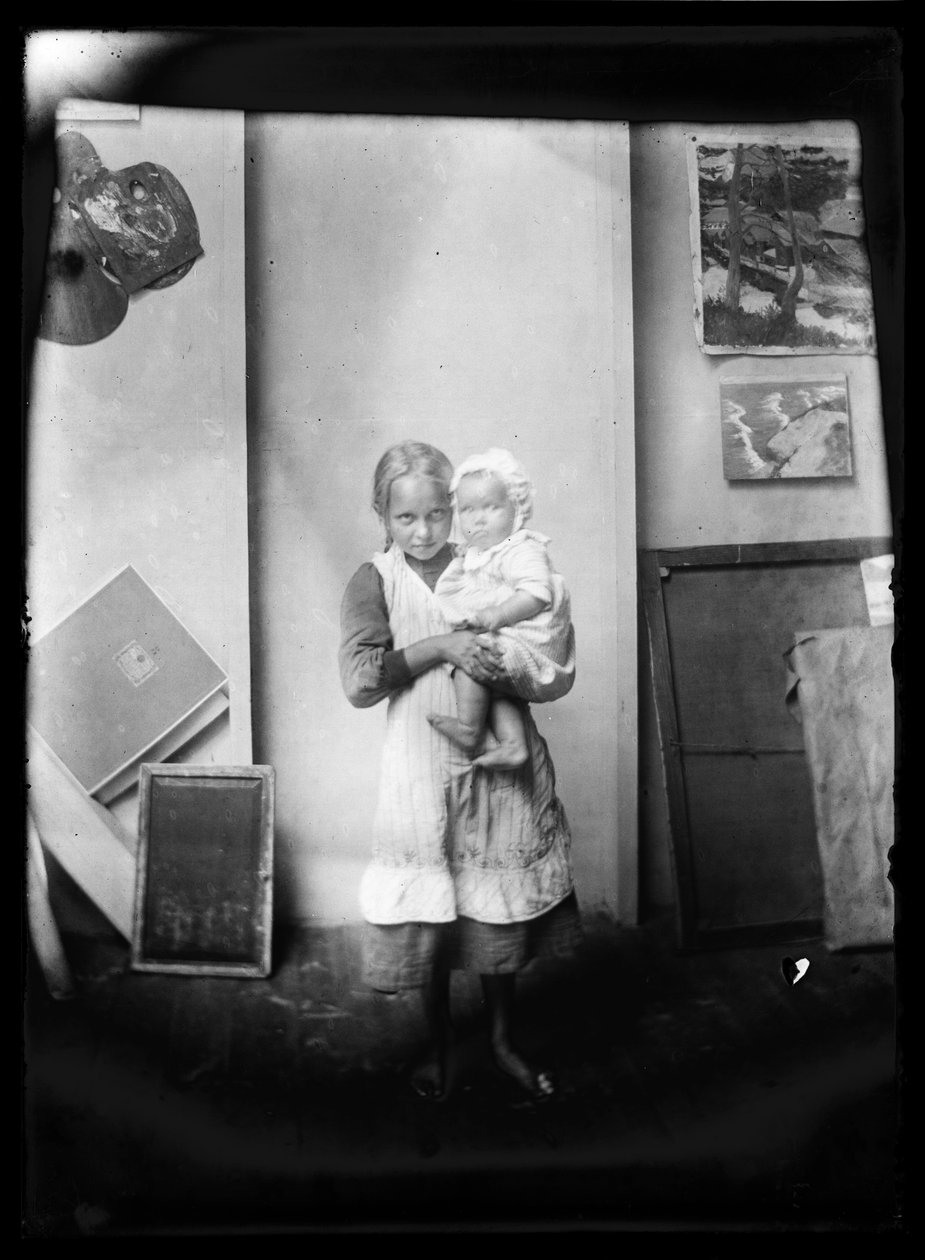 Tyttö ja lapsi malleina Selkärannan ateljeessa tekijältä Hugo Simberg