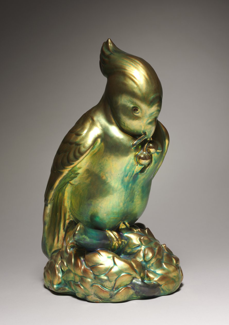 Papukaija, valmistettu Zsolnayn tehtaalla, n. 1910 tekijältä Hungarian School