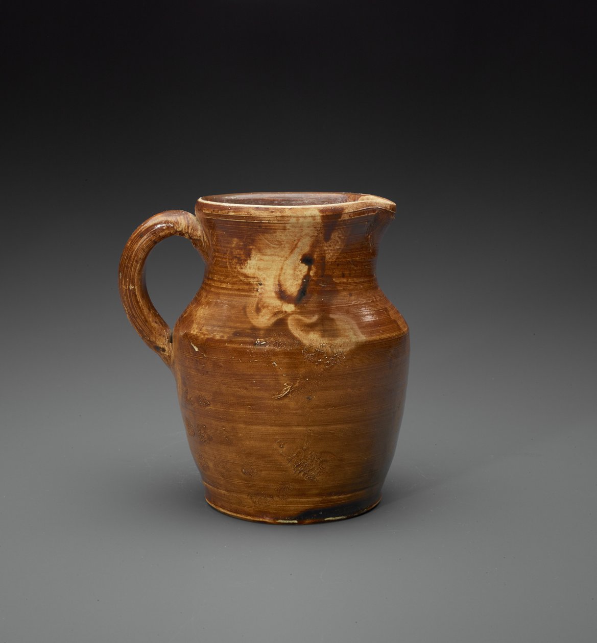 Kannu, n. 1889-1900 (liukuglasitettua kivitavaraa). tekijältä Hunt Pottery First Site attr.to Hunt Pottery First Site attr.to