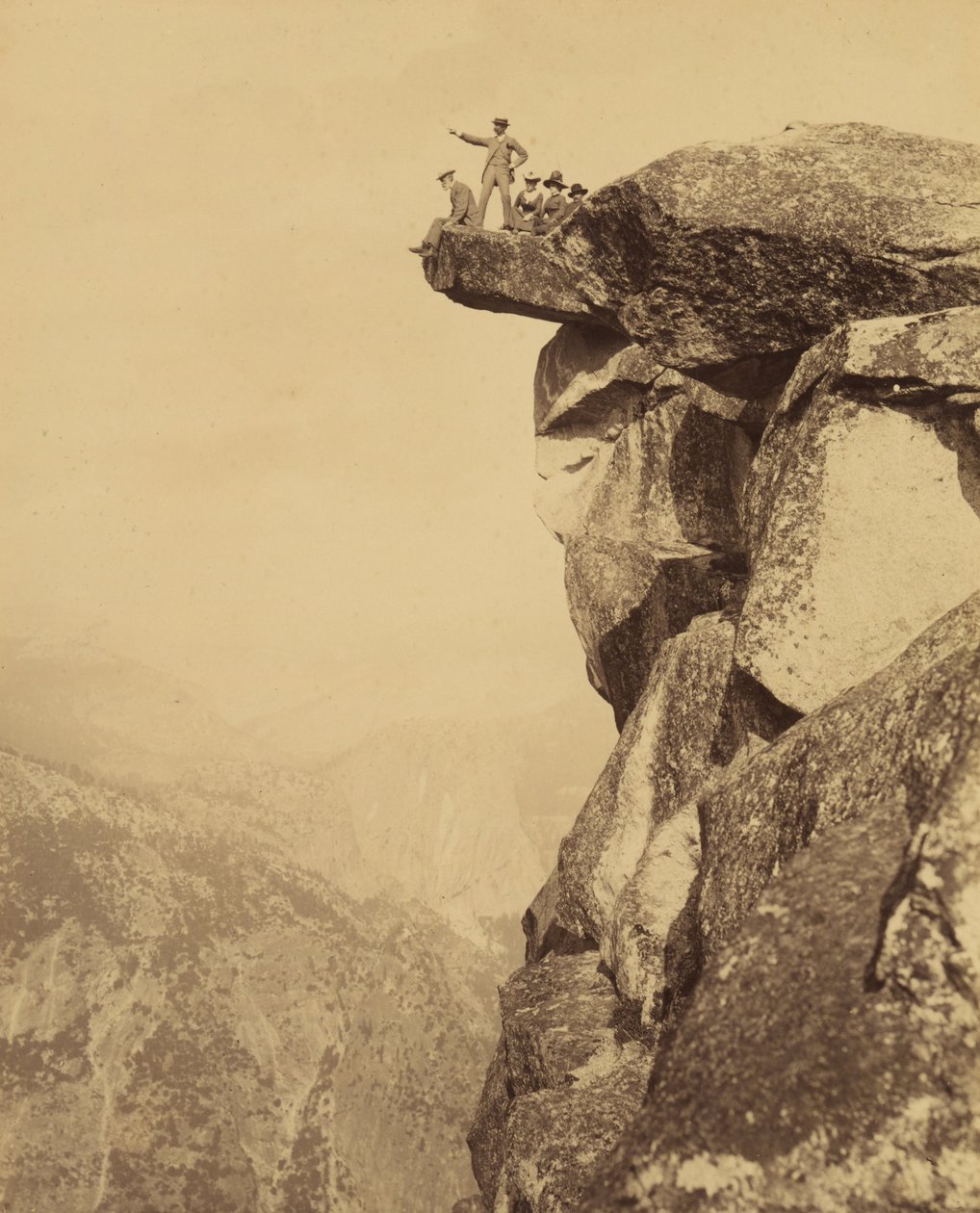Glacier Point, 3,201 jalkaa, Yosemite, Cal. tekijältä Isaiah Taber