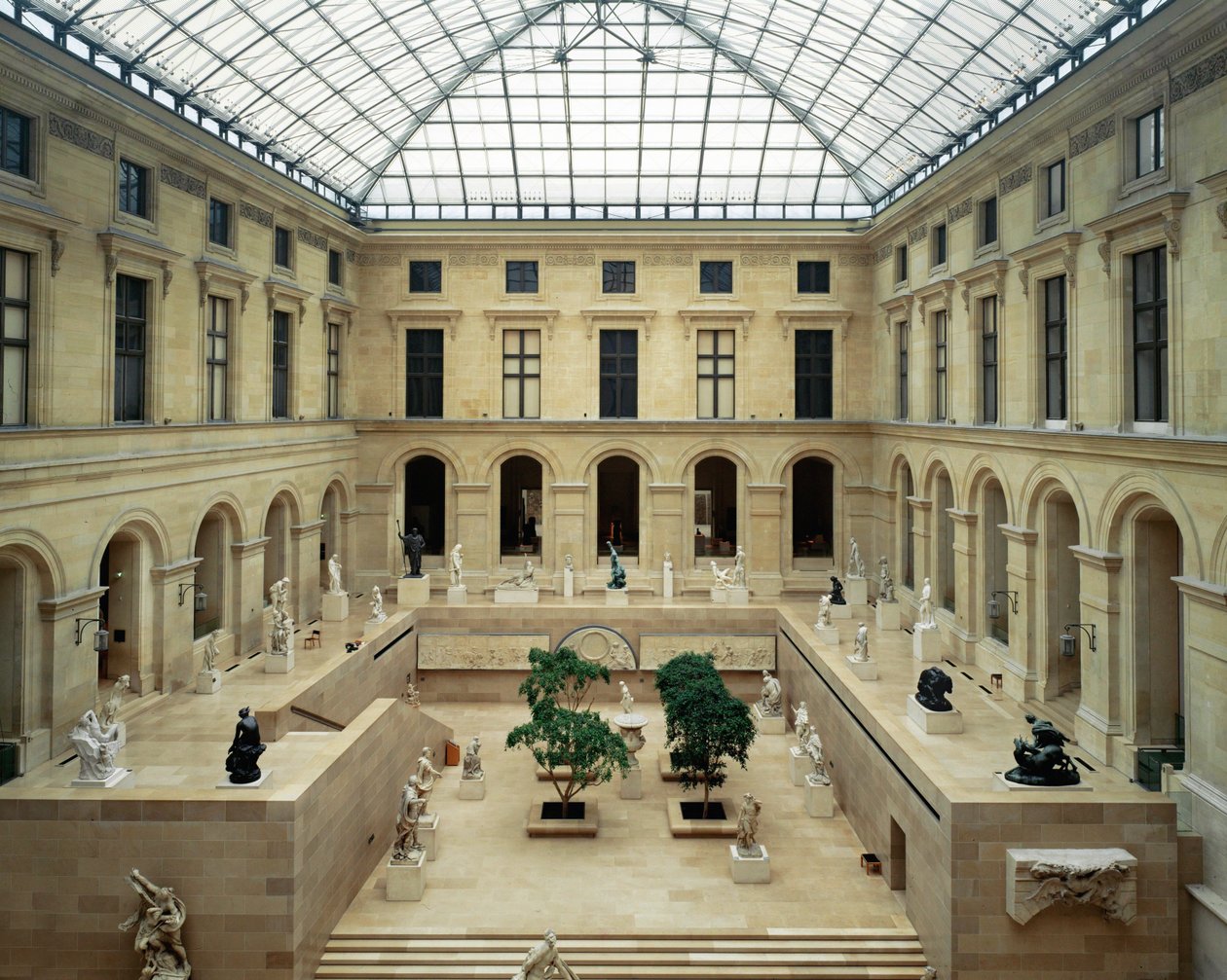 La Cour Puget Louvren museossa ... tekijältä Ieoh Ming Pei