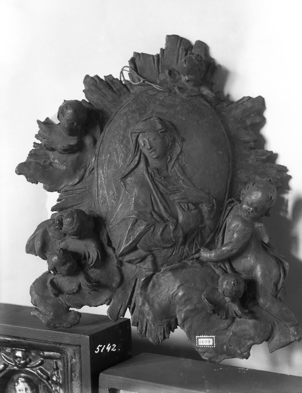 Madonnaa ja enkeleitä kuvaava medaljonki, n. 1746 (pronssi) tekijältä Ignaz  Gunther