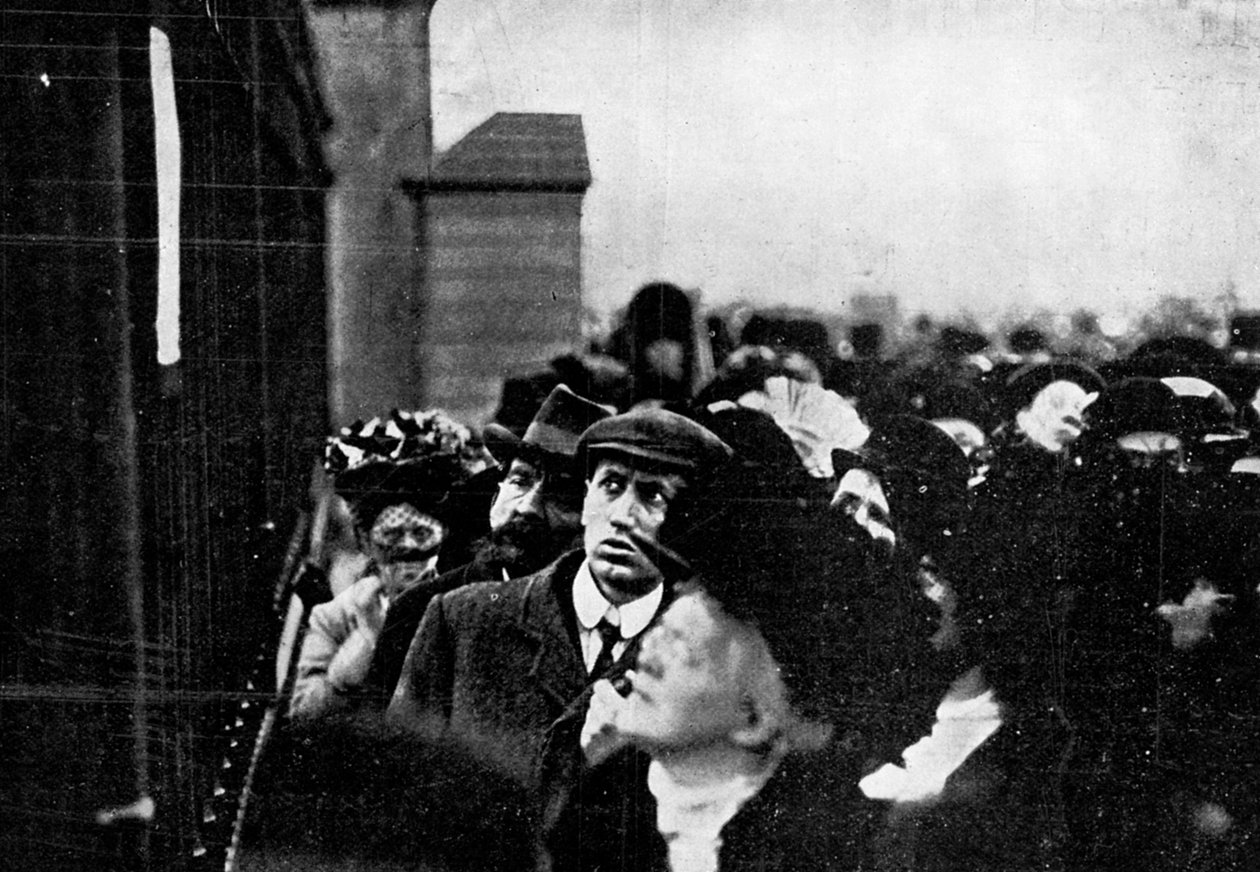 Virallinen ilmoitus kuningas Edwardin kuolemasta Buckinghamin palatsin ulkopuolella, 1910. tekijältä Illustrations Bureau