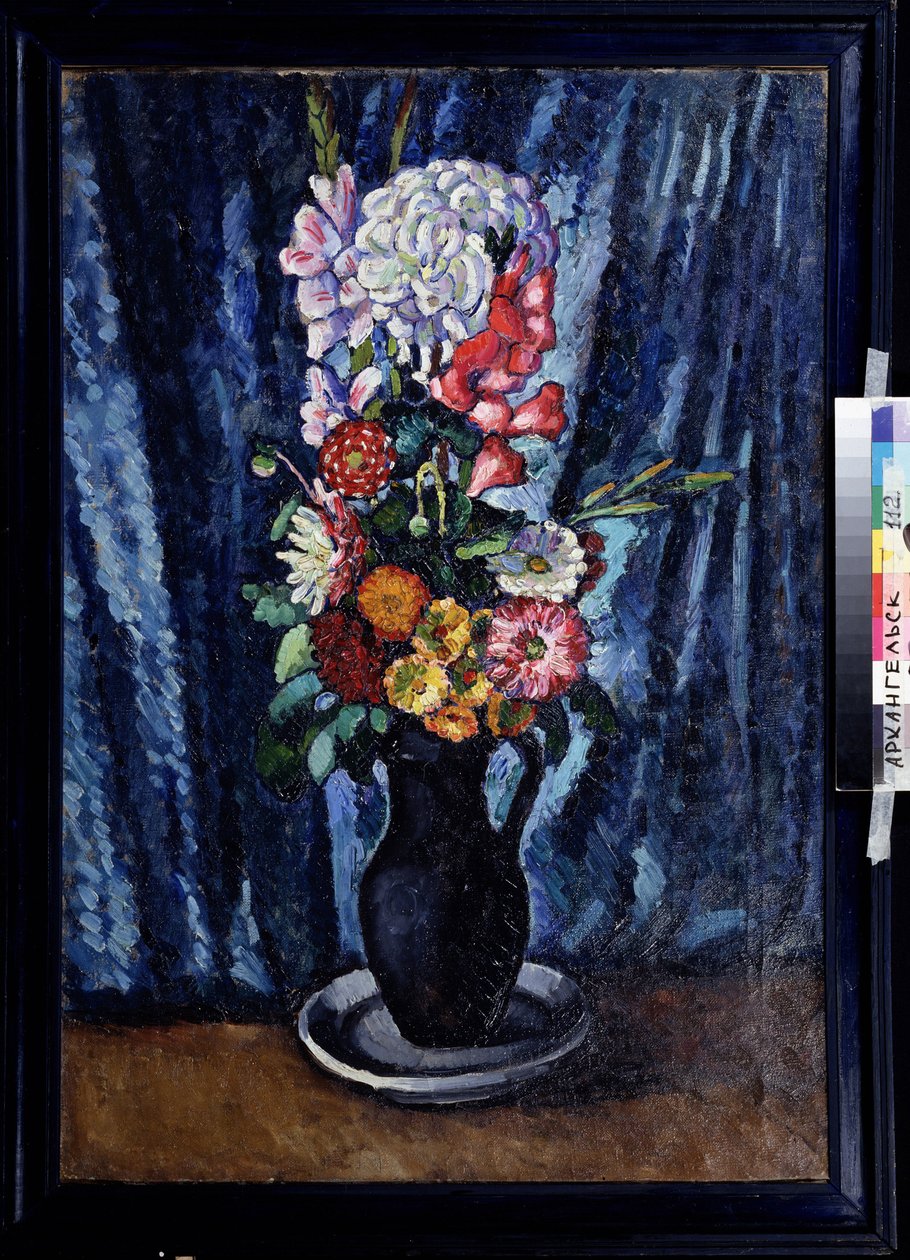 Kukkakimppu kannussa sinisen taustan edessä. (Kukkakimppu mustassa kannussa sinisellä pohjalla). Ilja Ivanovitš Mashkov (Ilia Mashkov, Matchkov) (1881-1944) maalaus, öljy kankaalle 1916. Venäläinen taide, 1900-luvun alun asetelma. Alue tekijältä Ilya Ivanovich Mashkov