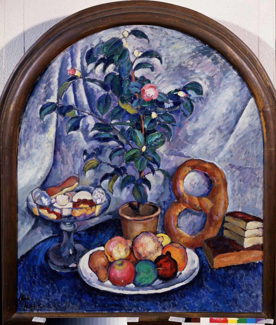 Asetelma. Camellia (Asetelma. Camellia). Hedelmiä, leivonnaisia ​​ja pino kirjoja ruukkukasvin alla. Ilja Ivanovitš Mashkov (Ilia Mashkov, Matchkov) maalaus (1881-1944), öljy kankaalle tekijältä Ilya Ivanovich Mashkov